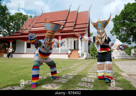 People dressed up with ghost masks and colourful costumes, Phi Ta Khon Masks Festival, near Wat Phon Chai, Amphoe Dan Sai Stock Photo
