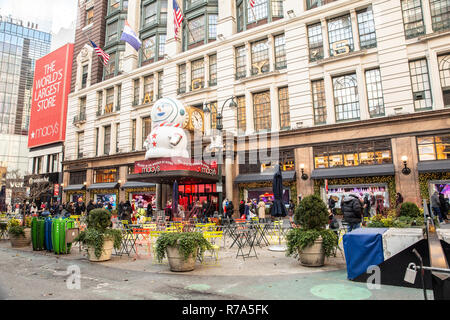 NEW YORK CITY - DECEMBER 7, 2018: Christmas in New York street scene from Macy's Department Store at Herald Square in Manhattan with holiday window di Stock Photo