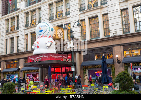 NEW YORK CITY - DECEMBER 7, 2018: Christmas in New York street scene from Macy's Department Store at Herald Square in Manhattan with holiday window di Stock Photo