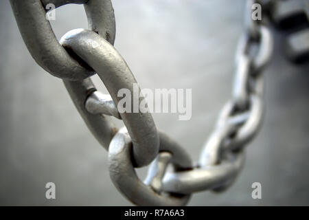 https://l450v.alamy.com/450v/r7a6a3/thick-metal-industrial-chain-r7a6a3.jpg