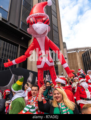 New York, USA, 8th December 2018. Revelers dressed as Santa Claus have fun during the annual SantaCon in New York City. Credit: Enrique Shore/Alamy Live News Stock Photo