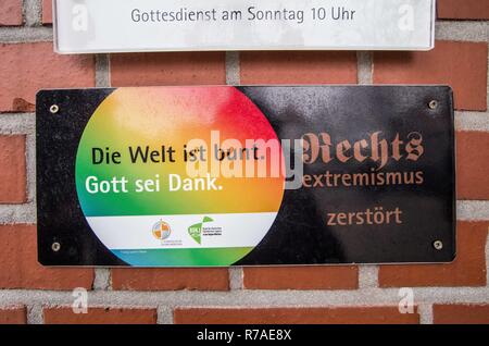 Munich, Bavaria, Germany. 8th December, 2018. The sign outside the Dankeskirche indicating their stance against right-extremism. Pegida Dresden in Munich, the self-proclaimed original Pegida, organized a rally in the city's Milberthofen district in front of the Dankeskirche (Thanks Church) of Munich. Headed by Michael Stuerzenberger, the group rallied against the United Nations Migration Pact. Speaking with Stu Credit Credit: ZUMA Press, Inc./Alamy Live News