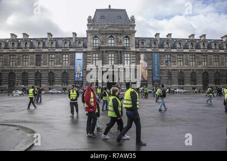 Paris, France. 8th Dec, 2018. Yellow Vest protesters seen in front of Louvre Museum. Fourth weekend of Yellow Vests anti government protests in Paris with thousands of demonstrators vandalizing cars, shops or public property, setting up road blocks around Champs Elysees and Arc De Triomphe. Police force used Tear Gas and made over a thousand arrests. Credit: Giorgos Papadopoulos/SOPA Images/ZUMA Wire/Alamy Live News Stock Photo