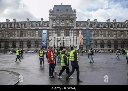 Paris, France. 8th Dec 2018. Yellow Vest protesters seen in front of Louvre Museum.   Fourth weekend of Yellow Vests anti government protests in Paris with thousands of demonstrators vandalizing cars, shops or public property, setting up road blocks around Champs Elysees and Arc De Triomphe.  Police force used Tear Gas and made over a thousand arrests. Credit: SOPA Images Limited/Alamy Live News Stock Photo