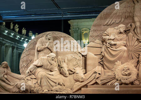 Rome, Italy 12 - 08 - 2018 : Piazza San Pietro, the nativity scene realized with the sand of Jesolo, and the Christmas tree decorated with gold-colore Stock Photo