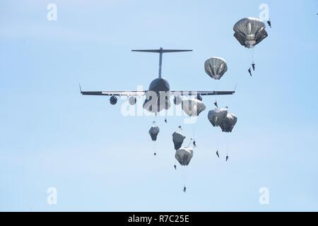 Sky Soldiers from 1st Battalion, 503rd Infantry Regiment, 173rd Airborne Brigade and paratroopers from the 1st Paratrooper Commando Brigade, Greek Army execute an airborne operation, May 12, 2017 in Thessaloniki, Greece as a part of Exercise Bayonet Minotaur. 2017.Bayonet-Minotaur is a bilateral training exercise between U.S. Soldiers assigned to 173rd Airborne Brigade and the Greek Armed Forces, focused on enhancing NATO operational standards and developing individual technical skills. Stock Photo