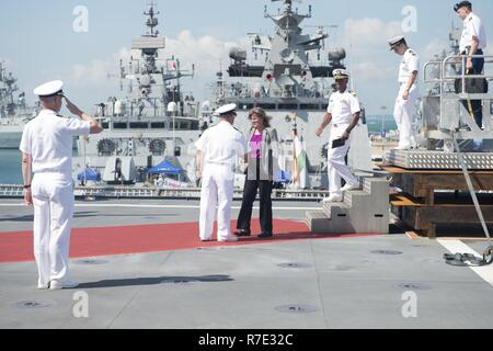 CHANGI NAVAL BASE, Singapore (May 17, 2017) Cmdr. Douglas Meagher, commanding officer aboard littoral combat ship USS Coronado (LCS 4), greets Principle Deputy Assistant Secretary of Defense Kristin French on the flight deck of Coronado during International Maritime Defense Exhibition 2017 (IMDEX-17). IMDEX-17 is hosted by the Republic of Singapore, and is one of the largest maritime exhibitions in the Asia Pacific featuring a trade show and a series of multilateral exercises and exchanges. Twenty-seven ships from 18 navies along with chiefs of navy from nations around the globe will participa Stock Photo