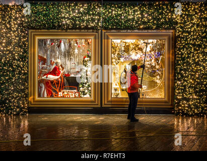 Cork City, Cork, Ireland. 09th December, 2018. Window washer James Downey, Blarney Road cleaning the main window display early in the morning  prior to the arrival of Christmas shoppers at the Brown Thomas store on Patrick Street, Cork, Ireland Stock Photo
