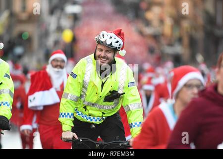 Glasgow, Scotland, UK - 9 December 2018: thousands of santas running for chariity this morning n the Glasgow Santa Dash Credit: Kay Roxby/Alamy Live News Stock Photo