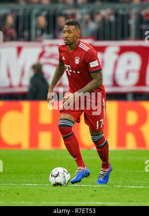 Munich, Germany. 8th December 2018. Jerome BOATENG (FCB 17) drives, controls the ball, action, full-size, Single action with ball, full body, whole figure, cutout, single shots, ball treatment, pick-up, header, cut out,  FC BAYERN MUNICH - 1.FC NUREMBERG 3-0  - DFL REGULATIONS PROHIBIT ANY USE OF PHOTOGRAPHS as IMAGE SEQUENCES and/or QUASI-VIDEO -  1.German Soccer League , Munich, December 08, 2018  Season 2018/2019, matchday 14, FCB, 1.FC Nürnberg © Peter Schatz / Alamy Live News Stock Photo