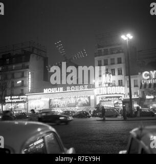 View of the famous revue theater 'Moulin Rouge' at Place Blanche in the quarter Montmartre in Paris, France, in November 1970. Photo: Wilfried Glienke | usage worldwide Stock Photo