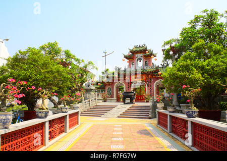 Entrance to Chinese temple Quan Cong in Hoi An, Vietnam Stock Photo