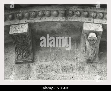 Tuscany Siena Montalcino environs Abbey of S. Antimo Abbey church, this is my Italy, the italian country of visual history, Medieval Architecture, architectural sculpture 9th century, 1118, c. 1250, wooden crucifix, painting, frescoes. Post-medieval Fresco depicting the Resurrection Stock Photo