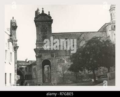 Sardinia Sassari Sassari S. Nicola, Cathedral, this is my Italy, the italian country of visual history, Medieval Architecture 13th century. Lower part of campanile remains. Post-medieval Architecture 15th-18th centuries. Church was rebuilt 1480-1505 following the transfer of the episcopal seat from Porto Torres to Sassari 1441. 15th century building in Gothic-Aragonesque style on Latin cross plan. Nave has four bays with side chapels and a cupola over crossing. In the second half of the 16th century the transept was elongated and two ambulatories were added. Present facade added in 1723 in a f Stock Photo