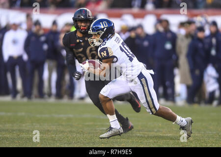 Philadelphia, Pennsylvania, USA. 8th December, 2018.Navy Quarterback MALCOM PERRY (10) rushes with the football during the game held at Lincoln Financial Field in Philadelphia, Pennsylvania. Credit: Amy Sanderson/ZUMA Wire/Alamy Live News Stock Photo