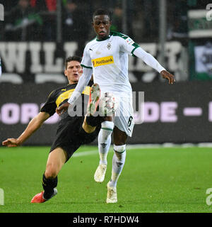 Moenchengladbach, Germany. 9th Dec, 2018. Denis Zakaria (R) of Moenchengladbach vies with Mario Gomez of Stuttgart during the Bundesliga match between Borussia Moenchengladbach and VfB Stuttgart in Moenchengladbach, Germany, on Dec. 9, 2018. Credit: Ulrich Hufnagel/Xinhua/Alamy Live News Stock Photo