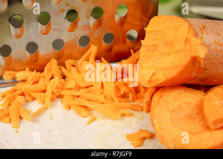 https://l450v.alamy.com/450v/r7jgf9/fresh-carrot-grated-on-a-metal-kitchen-grate-vegetables-prepared-for-salad-with-a-meal-on-the-kitchen-table-light-background-r7jgf9.jpg