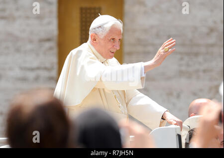 Pope Benedict XVI during the every Wednesday General Audience on St. Peter's Square, in front of the Italian Renaissance Papale Basilica Maggiore di S Stock Photo