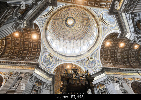 Michelangelo Dome, Baroque Papal Altar and Baldacchino by Gianlorenzo Bernini and Baroque Cattedra di San Pietro (Chair of Saint Peter or Throne of Sa Stock Photo