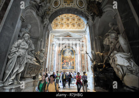 Tomb of Pope Leo XI and tomb of Pope Innocent XI in Italian Renaissance Papale Basilica Maggiore di San Pietro in Vaticano (Papal Basilica of St. Pete Stock Photo