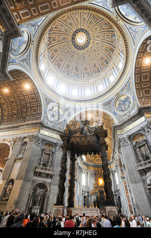 Michelangelo Dome, Baroque Papal Altar and Baldacchino by Gianlorenzo Bernini and Baroque Cattedra di San Pietro (Chair of Saint Peter or Throne of Sa Stock Photo