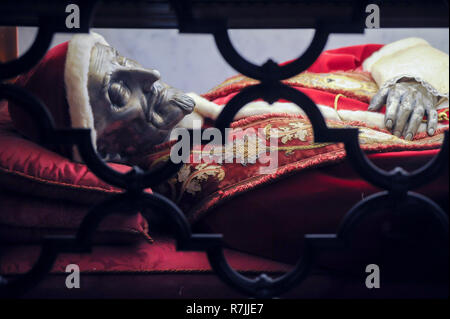 Body of Pope Innocent XI in Italian Renaissance Papale Basilica Maggiore di San Pietro in Vaticano (Papal Basilica of St. Peter in the Vatican) listed Stock Photo