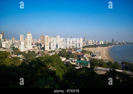 View from Pramod Navalkar Viewing Gallery (opened 2018) in Mumbai, India over Malabar Hill, Chowpatty Beach, Girgaum, Marine Drive und areas beyond Stock Photo