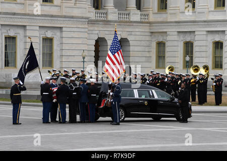 Joint Service pallbearers carry the flag-draped casket of former president George H.W. Bush into an awaiting hearse in front of the U.S. Capitol for the procession to the State Funeral December 5, 2018 in Washington, DC. Bush, the 41st President, died in his Houston home at age 94. Stock Photo