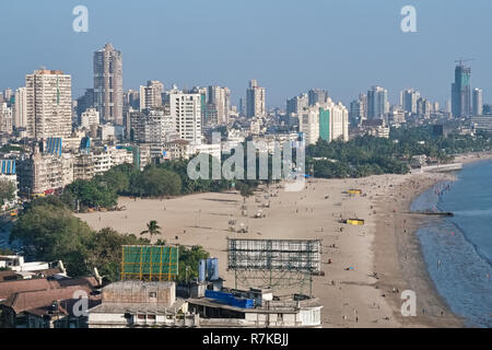 View from Pramod Navalkar Viewing Gallery (opened 2018) in Mumbai, India over Malabar Hill, Chowpatty Beach, Girgaum, Marine Drive und areas beyond Stock Photo