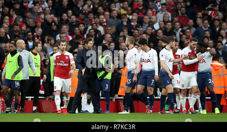 Tottenham Hotspur manager Mauricio Pochettino talks to the team Stock Photo