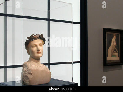 07 December 2018, France (France), Paris: Marble bust 'Zukunft' or 'Eine junge englische Frau' by Fernand Khnopff and the picture 'Untergang' by Fernand Khnopff in the Petit Palais. Some 150 works by the Belgian main representative of Symbolism will be on display in an exhibition from 11.12.2018 to 17. March 2018 - the first Khnopff exhibition in France in about 40 years. (to dpa 'Paris shows Fernand Khnopff - 'Master of Secrets' from 10.12.2018) Photo: Sabine Glaubitz/dpa Stock Photo