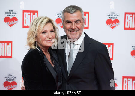 Berlin, Deutschland. 08th Dec, 2018. Sabine CHRISTIANSEN (presenter) and her husband Norbert MEDUS, half-length portrait, on the red carpet for 'A Heart for Children' - TV donation gala in Berlin/Germany on 08.12.2018. | Usage worldwide Credit: dpa/Alamy Live News Stock Photo