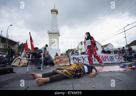 Yogyakarta, Indonesia. 10 December, 2018. Students from Civil Education and Law of Yogyakarta State University doing theatrical perfomance to commemorate International Human Rights Day at Tugu Jogja. They want the government to investigate human rights violation in Indonesia.  Galih Yoga Wicaksono/Alamy Live News Stock Photo