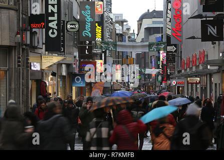 10 December 2018, North Rhine-Westphalia, Köln: Passers-by walk through the pedestrian zone in Cologne and do Christmas shopping. Photo: Oliver Berg/dpa Stock Photo