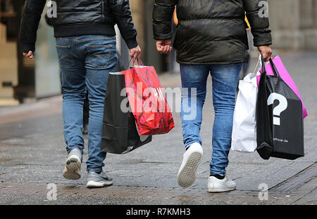 10 December 2018, North Rhine-Westphalia, Köln: Passers-by walk through the pedestrian zone in Cologne with Christmas shopping. Photo: Oliver Berg/dpa Stock Photo