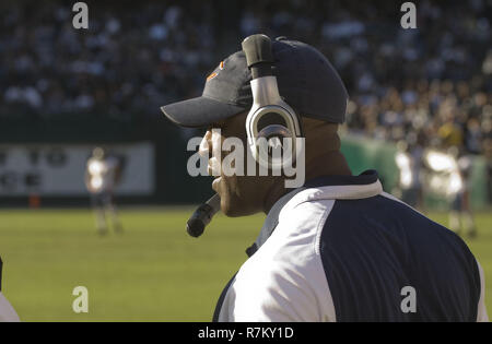 Oakland, California, USA. 11th Nov, 2007. Oakland Raiders wide receiver Tim  Dwight #17 with ball on Sunday, November 11, 2007, at Oakland-Alameda  County Coliseum in Oakland, California. The Bears defeated the Raiders