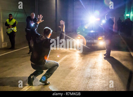 Operational tactics training for the police, handling of violent combat ...