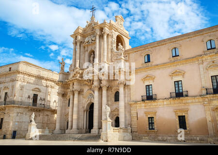 View of Cathedral of Syracuse (Duomo di Siracusa) in Piazza del Duomo. Ortygia, Syracuse (Siracusa), Sicily, Italy Stock Photo