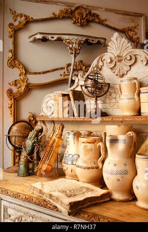 Italy, Puglia, Martina Franca, Baroque objetcs and old ceramics in the antique shop San Martino Stock Photo