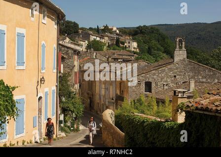 France, Vaucluse, Luberon, Menerbes, Women in a alley of the old stone houses village Stock Photo