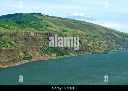 Cliffs overlooking the Columbia River Gorge in Washington state, USA Stock Photo