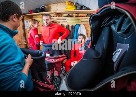 France, Isère (38), Belledonne, Chamrousse, Robert lakes, after the pajamas, wearing a dry suit before an ice diving - Dive Xtreme Stock Photo