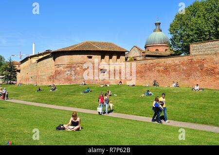 France, Haute Garonne, Toulouse, Garonne banks, Raymond VI Gardens, dome of Saint Joseph de la Grave Hospital and City wall Stock Photo