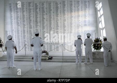 PEARL HARBOR (March 27, 2017) Sailors assigned to the submarine tender USS Frank Cable (AS 40) pay their respects to the fallen at the USS Arizona Memorial. Stock Photo