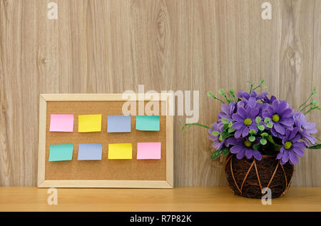 sticky notes paper reminder on cork board on wooden desk. bulletin corkboard Stock Photo
