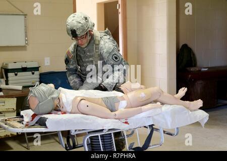 https://l450v.alamy.com/450v/r7phra/army-reserve-spc-enrique-gonzalez-an-elkton-maryland-native-and-infantryman-with-echo-company-1-304th-infantry-regiment-4th-brigade-98th-training-division-initial-entry-training-preforms-combat-first-aid-during-the-warrior-training-tasks-portion-of-the-108th-training-command-iet-2017-best-warrior-competition-at-camp-bullis-texas-march-19-24-2017-gonzalez-said-he-enjoyes-being-a-citizen-soldier-as-it-allows-him-to-have-a-civilian-career-and-still-serve-my-country-r7phra.jpg