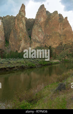 The Crooked River flows through dramatic rock formations in Smith Rock State Park, Oregon, USA Stock Photo