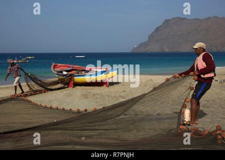 Cape Verde, Sao Vicente, Sao Pedro, Fishermen pulling their nets on the beach of Sao Pedro Stock Photo