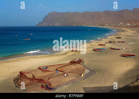 Cape Verde, Sao Vicente, Sao Pedro, Fishermen putting their nets and boats beached on the beach of Sao Pedro Stock Photo