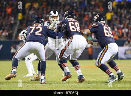 Chicago Bears guard James Daniels (68) watches the scoreboard